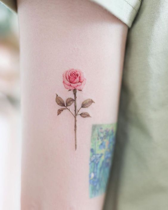 thể hiện sự nữ tính với mẫu tattoo ở bắp tay