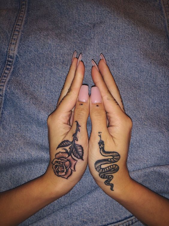 ý tưởng tattoo cành hồng và rắn ý nghĩa cho khách nữ