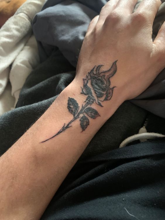  tattoo cành hồng đen ý nghĩa cho khách nam
