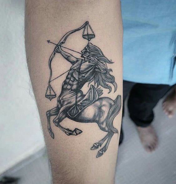 hình xăm nhân mã đơn sắc ở cẳng tay hình xăm nhân mã đơn sắc ở cẳng tay