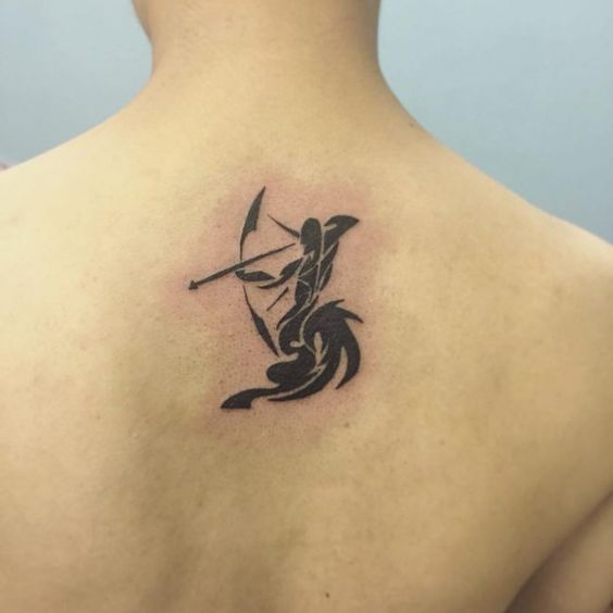 hình xăm nhân mã cách điệu ở lưng cho nam hình xăm nhân mã cách điệu ở lưng cho nam