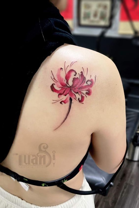 hình xăm hoa màu cực nữ tính sau vai hình xăm hoa màu cực nữ tính sau vai