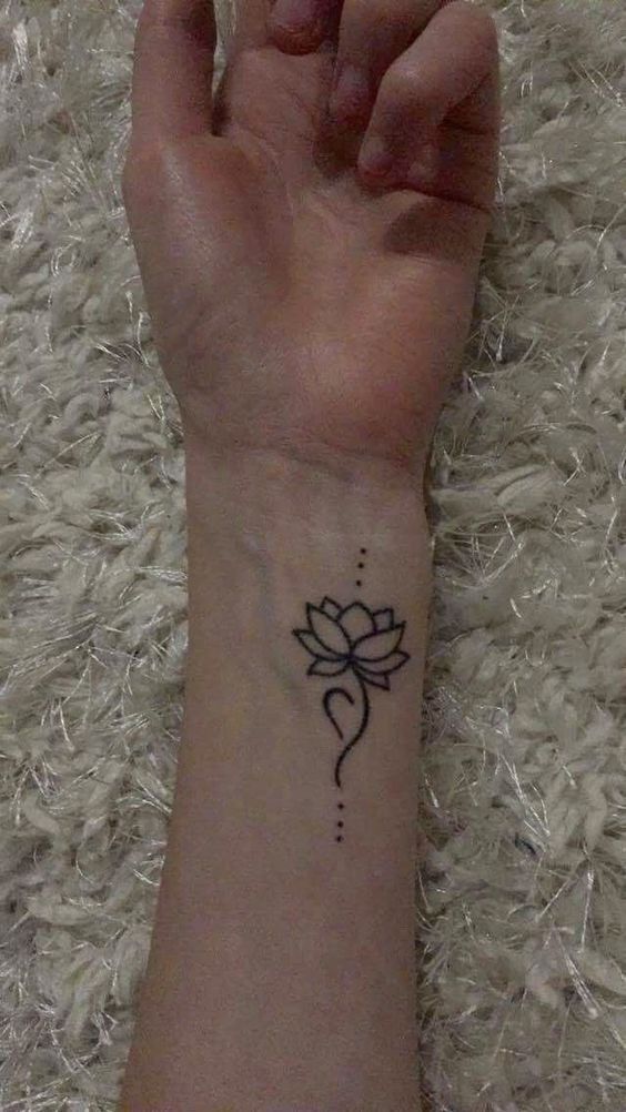 tattoo mẫu hoa sen mini ở cổ tay tattoo mẫu hoa sen mini ở cổ tay