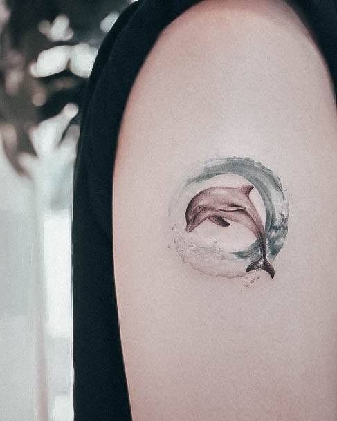 tattoo vòng tròn cá heo mini