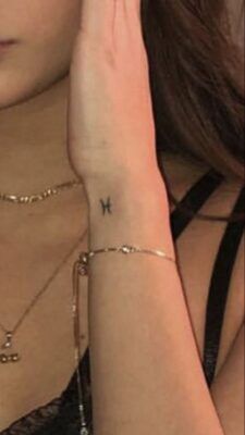 thiết kế hình xăm h trên cổ tay cho nữ mẫu tattoo chữ h ở cổ tay cho nữ