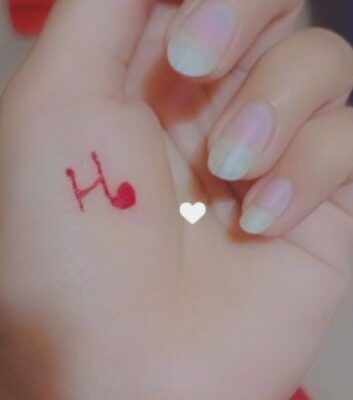 Hình xăm chữ h đơn giản ở tay tattoo chữ h đơn giản ở bàn tay