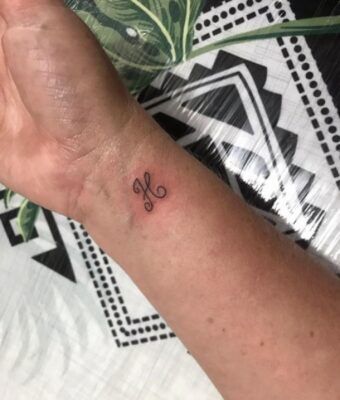 Hình xăm chữ h mini cực đẹp ở cổ tay tattoo chữ h mini ở cổ tay cực đẹp