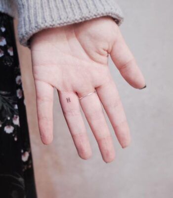 hình xăm chữ h độc đáo ở ngón tay tattoo chữ h ở ngón tay độc đáo