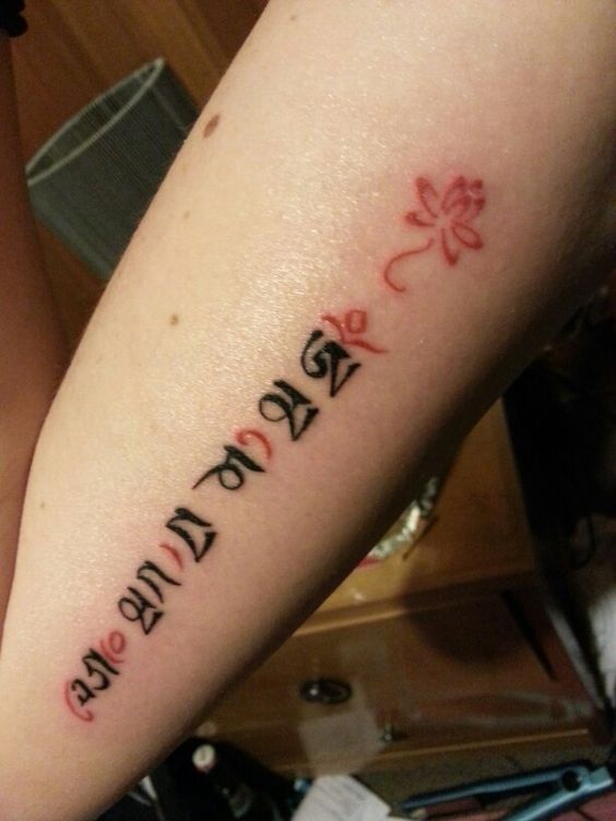mẫu tattoo chữ Om mini padme hum cực đẹp