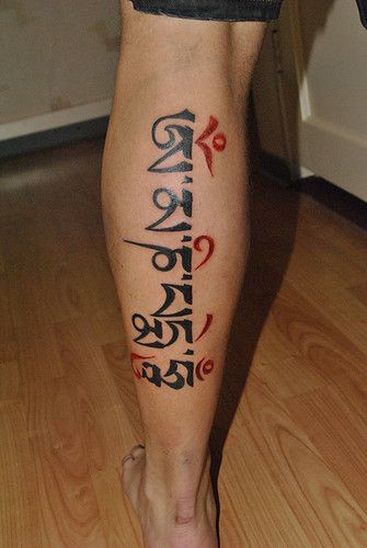 hình xăm chữ Om mani padme hum ở bắp chân
