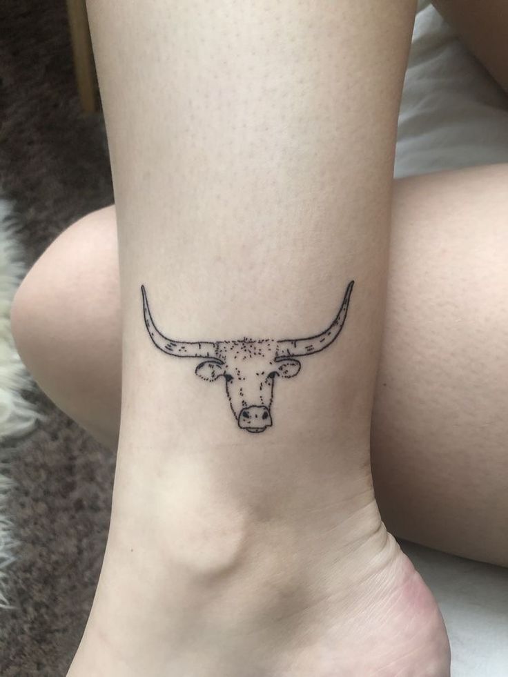 tattoo con trâu mini ở cổ chân