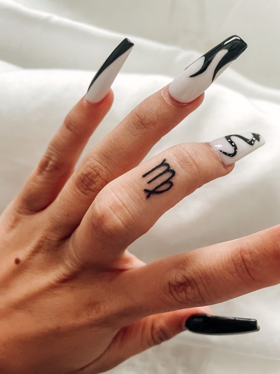 hình xăm biểu tượng cung xử nữ nhỏ ở ngón giữa Top 100 hình xăm cung xử nữ đẹp được thực hiện bởi thợ xăm giỏi nhất