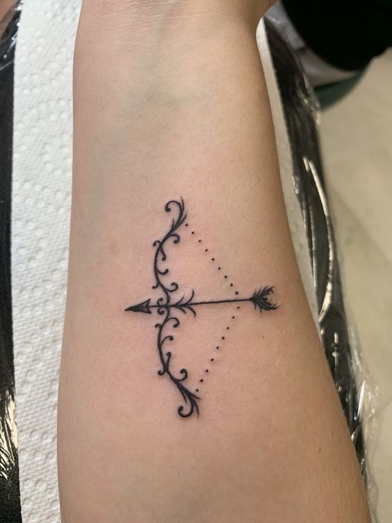 mẫu tattoo mũi tên và cung tên mini ở cổ tay