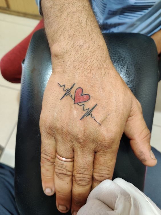 tattoo nhịp tim trên mu bàn tay