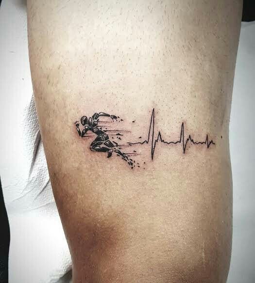 lạ mắt với kiểu tattoo nhịp tim ở bắp đùi