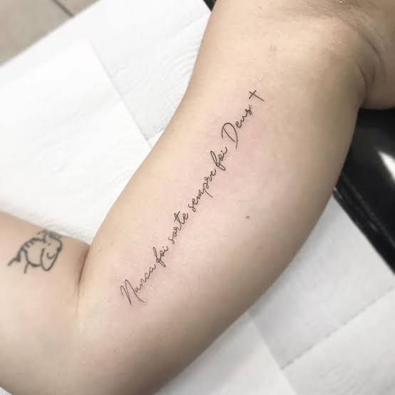 Tổng hợp 666+ hình xăm chữ ở bắp tay đẹp, độc đáo - Genztattoo