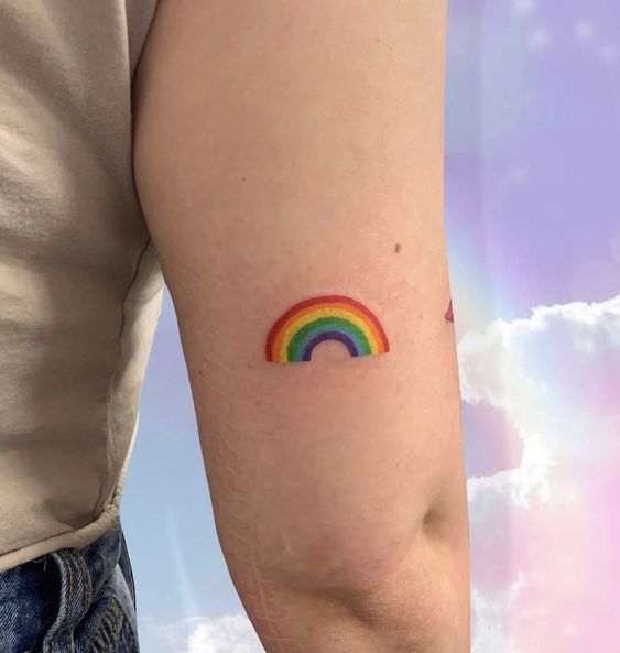hình tattoo cầu vồng ở bắp tay sau