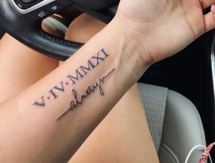 cẳng tay được xăm mẫu chữ số la mã