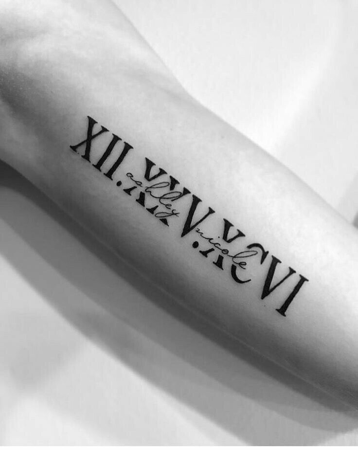 cá tính với kiểu tattoo dãy la mã trên tay