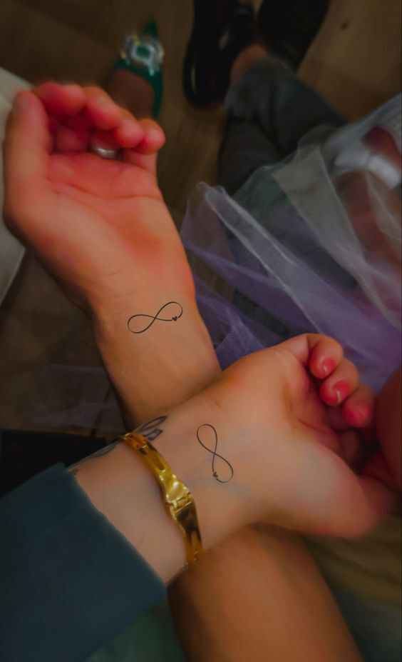 tattoo mẫu vô cực mini siêu đơn giản ở cổ tay