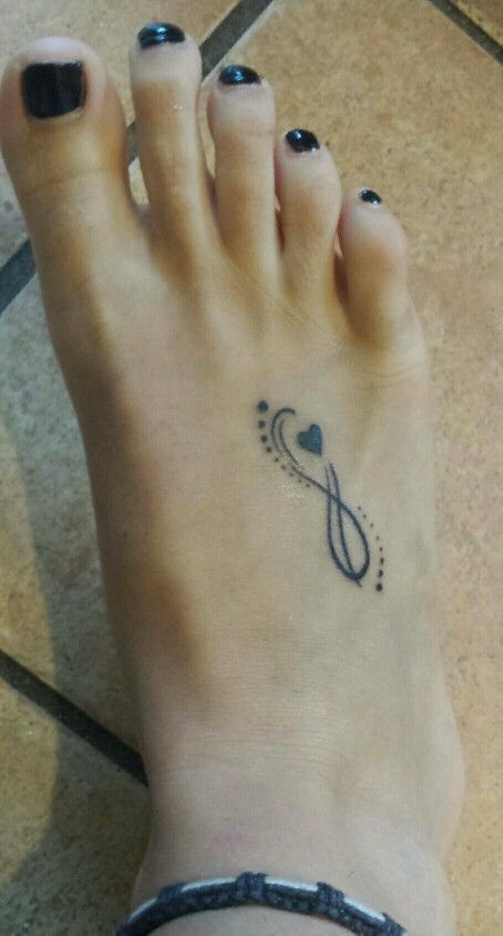 tattoo hình mini vô cực trên mu bàn chân nữ