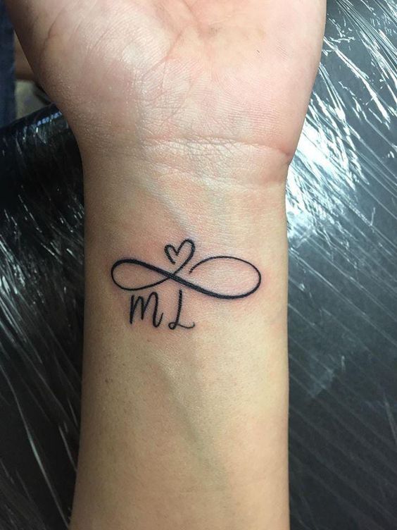 tattoo mini vô cực ở cổ tay cho nữ
