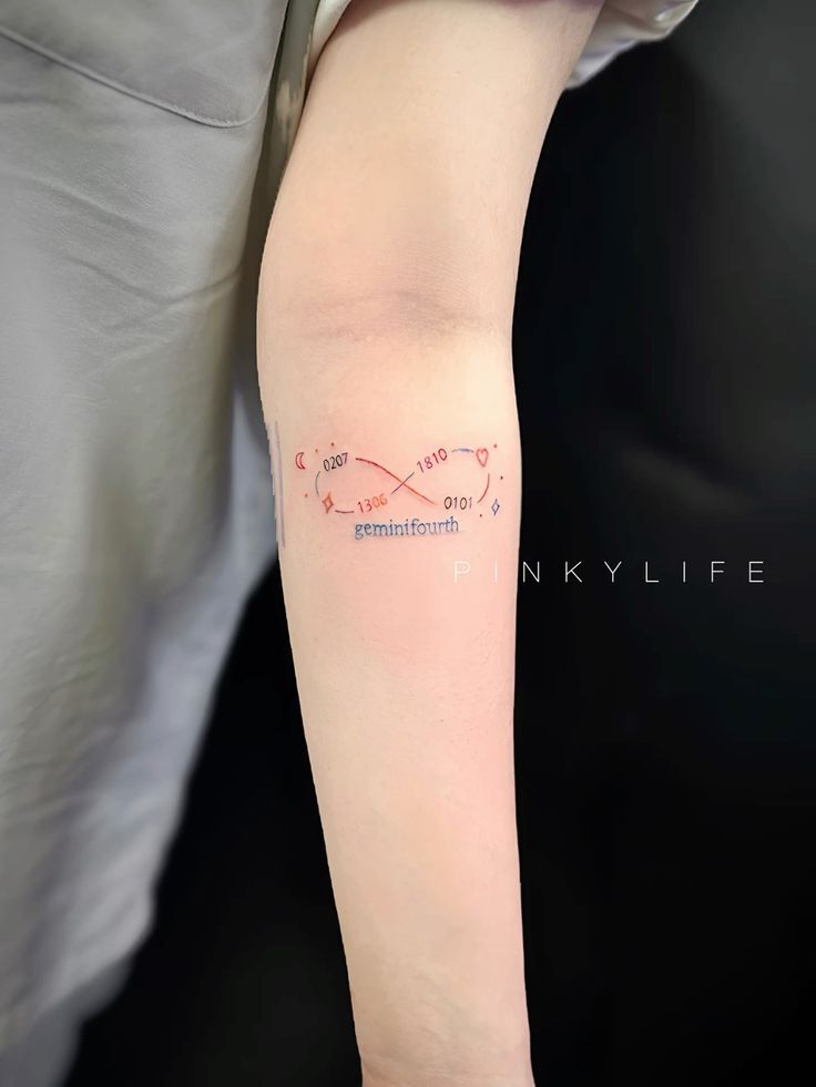 mẫu hình xăm mini vô cực có màu cho nữ trên tay
