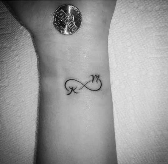 tattoo đơn giản mẫu mini vô cực ở cổ tay