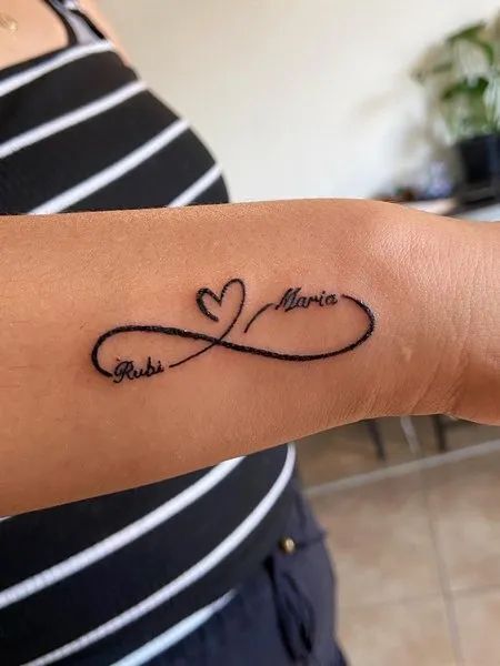 hình xăm mini vô cực mẫu chữ và trái tim