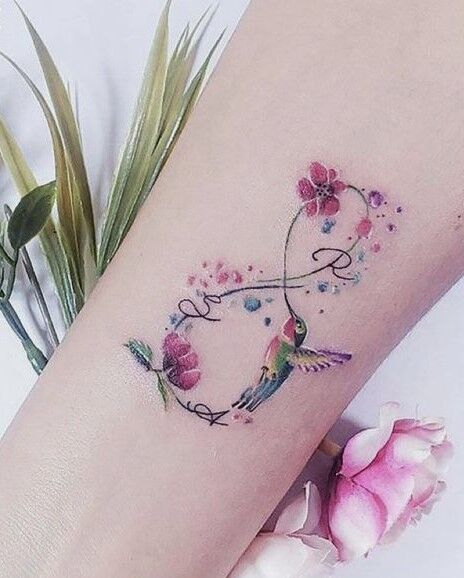 hình xăm mini trên tay cho khách nữ sáng tạo