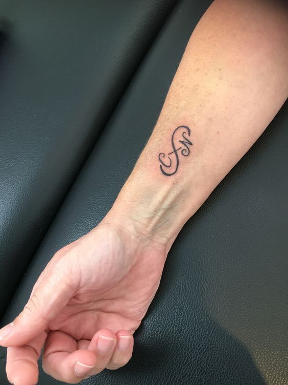 tattoo hình vô cực mini kèm chữ sáng tạo cho nam