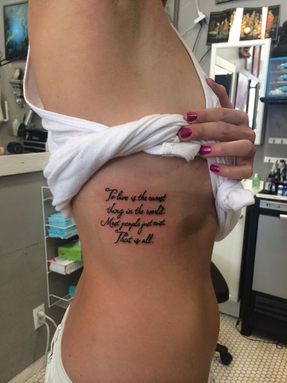 hình tattoo chữ cho chị khách trên sườn ngực
