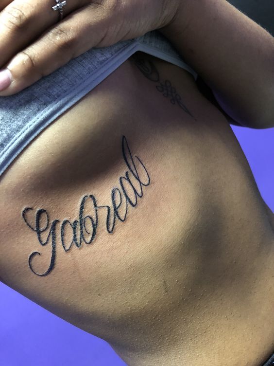 kiểu tattoo chữ lạ mắt trên sườn ngực
