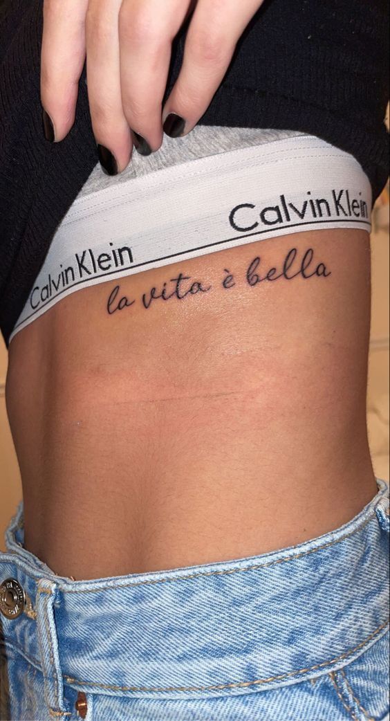 lôi cuốn với kiểu tattoo chữ trên mạn sườn