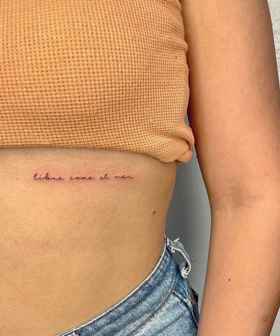 mẫu tattoo chữ trên sườn ngực