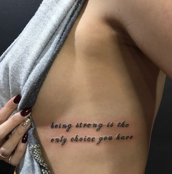 nghệ thuật tattoo chữ quyến rũ ở sườn ngực