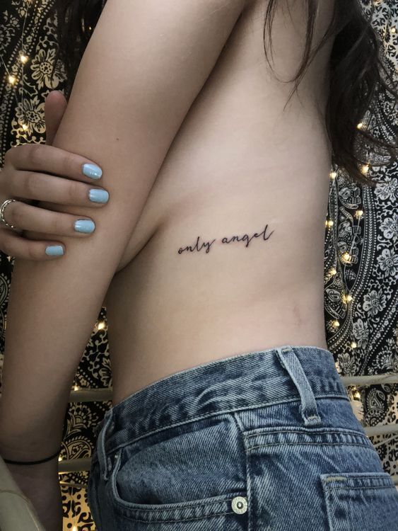 phong cách tattoo chữ bên cạnh sườn