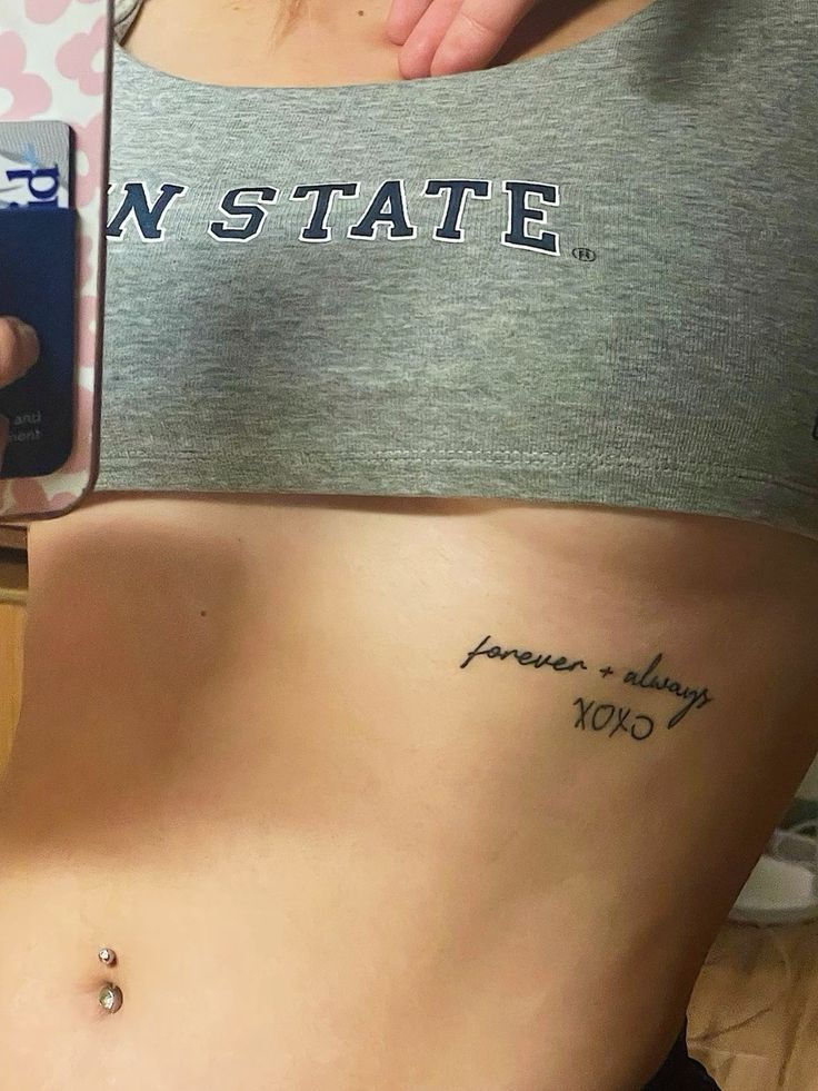 quyến rũ với mẫu tattoo chữ trên sườn ngực