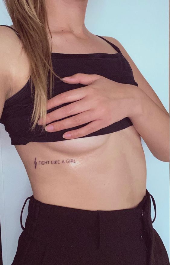 sự nữ tính với kiểu tattoo chữ trên sườn ngực