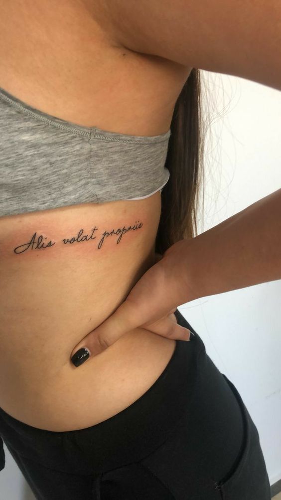 tác phẩm tattoo bên cạnh sườn mẫu kiểu chữ