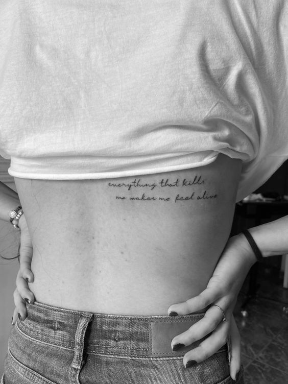 tattoo cho chị khách chữ bên cạnh sườn