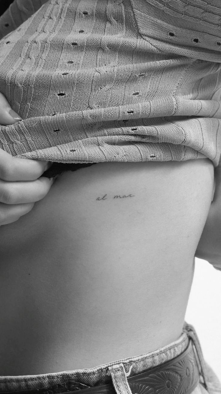 tối giản kiểu tattoo chữ nhỏ xinh ở mạn sườn