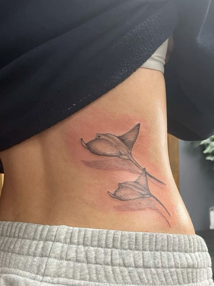 tattoo cặp cá đuối 3D chi tiết một bên eo cho khách