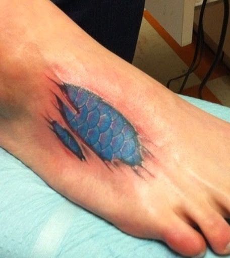 tattoo mẫu vẩy cá 3D dưới da mu bàn chân cá