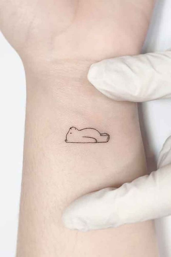 hình xăm nhỏ của một con gấu đang nằm Top 200 hình xăm cute dễ thương cho nam và nữ - Genztattoo