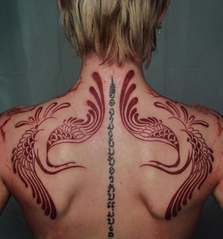tattoo con hạc bằng mực đỏ tattoo con hạc bằng mực đỏ