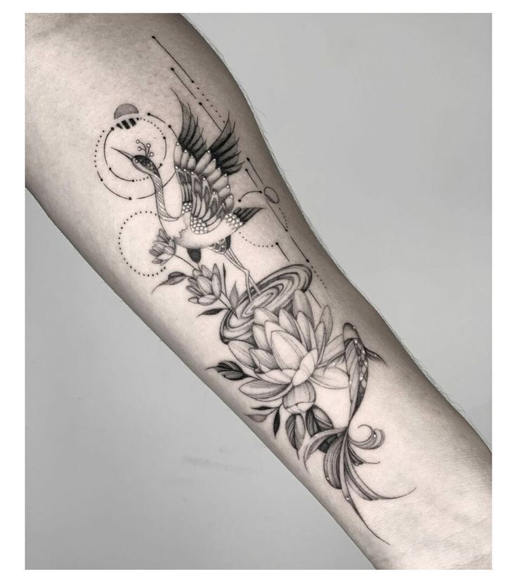 tattoo con hạc đứng trên đài sen tattoo con hạc đứng trên đài sen