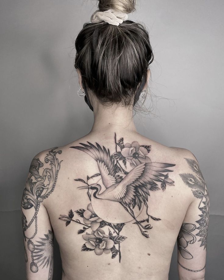 tattoo con hạc ở lưng cho nữ tattoo con hạc ở lưng cho nữ