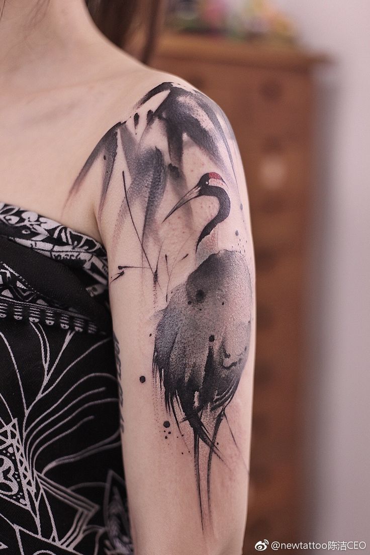 mẫu tattoo con hạc nghệ thuật ở bắp tay mẫu tattoo con hạc nghệ thuật ở bắp tay