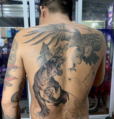 Hình xăm đoàn tụ anh hùng đang được tiến hành Top 30 hình xăm anh hùng tương ngộ đầy mạnh mẽ và quyền lực - Genztattoo